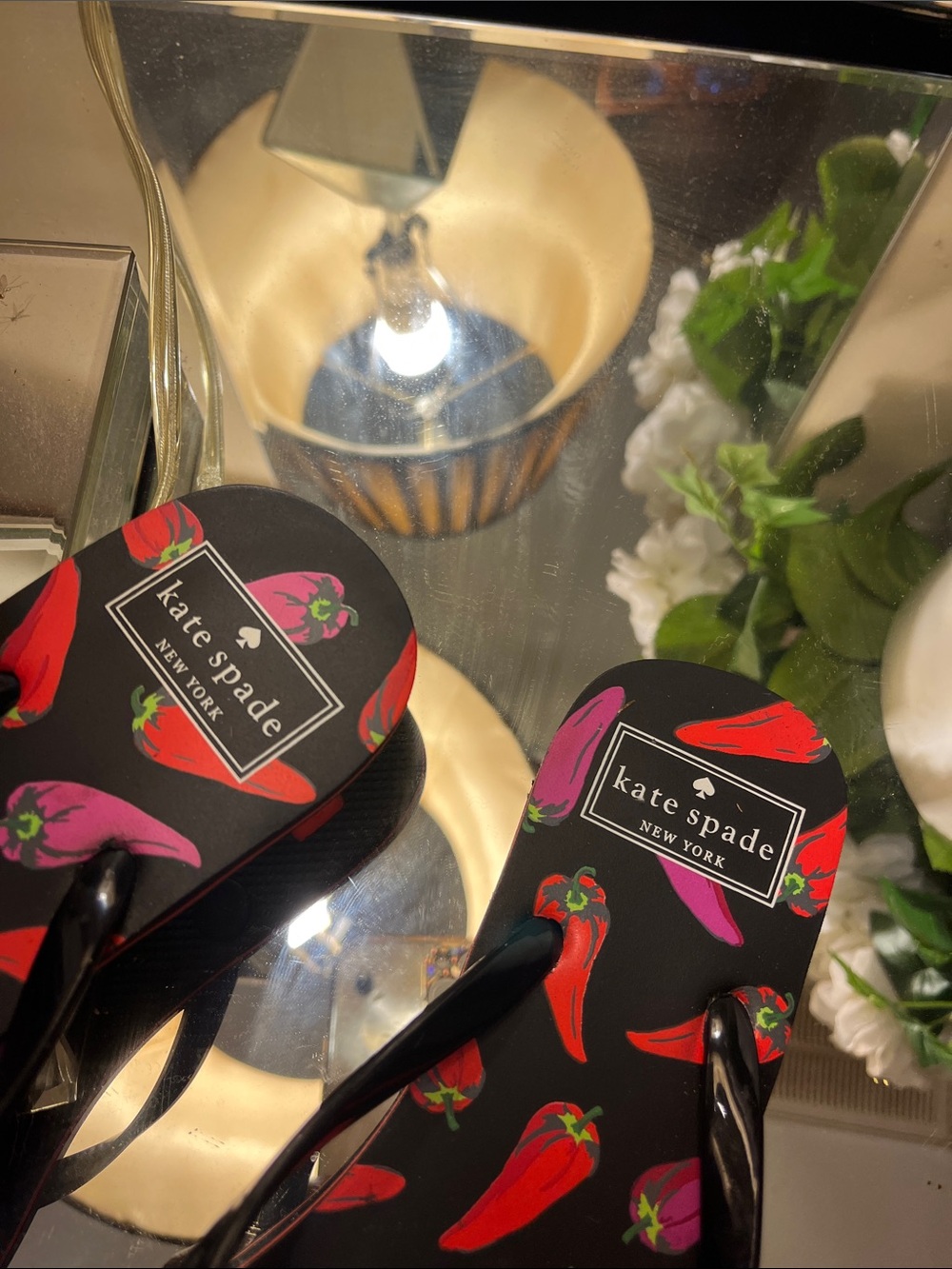 ❤️Kate spade black flip sandals with red and purple chili print - Picture 3 of 6